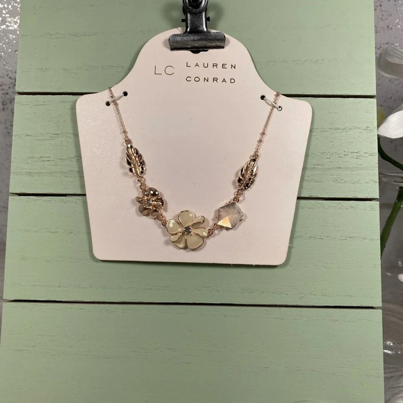 🆕 LC Lauren Conrad Gold Leaf & Flower Necklace - Picture 2 of 5